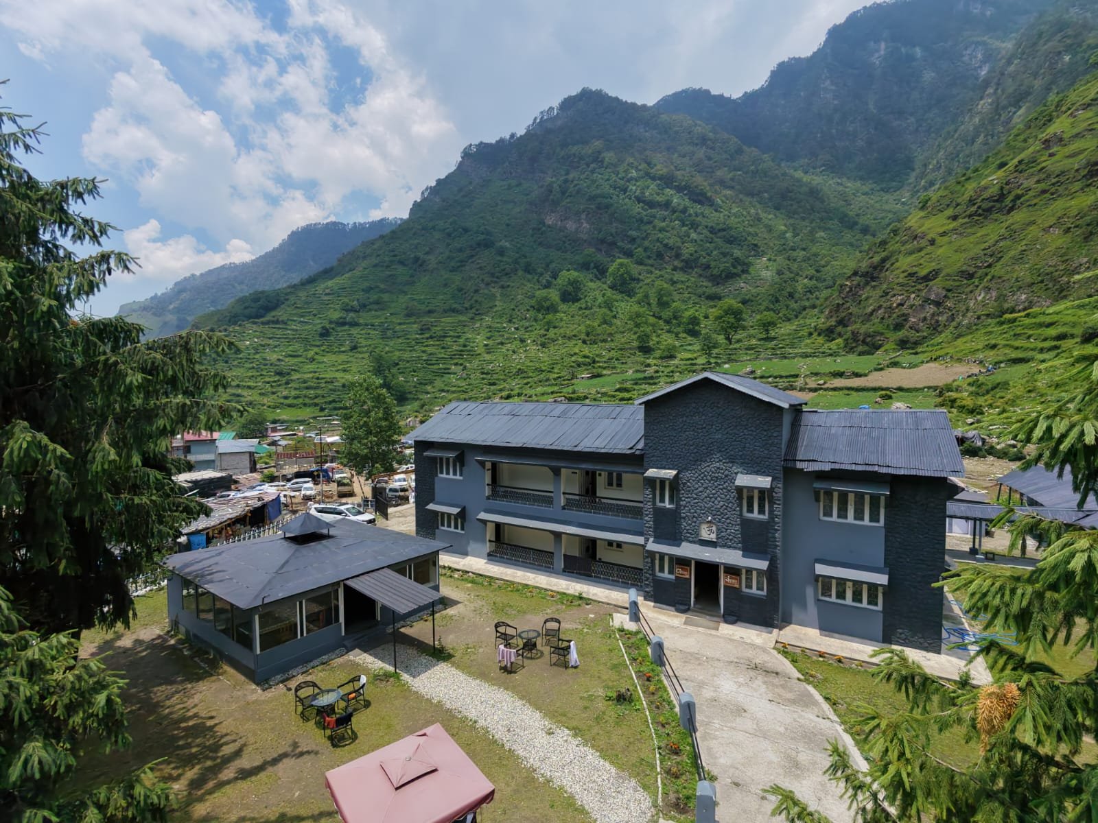 hotel in barkot